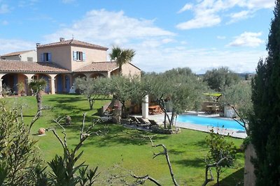 Villa confortable à Roquemaure avec piscine...