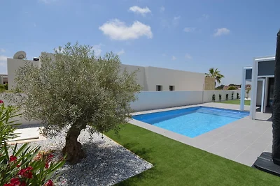 Moderne Villa mit privatem Pool