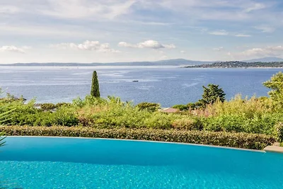 Villa in Les Issambres mit Schwimmbecken