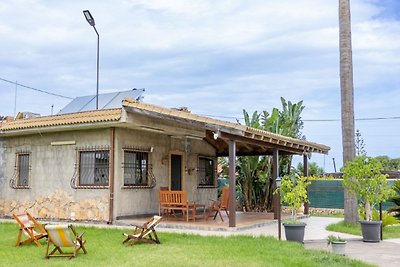 Ferienhaus mit Garten und Klimaanlage