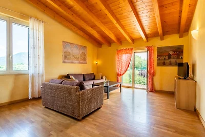 Appartamento moderno a Salò con piscina
