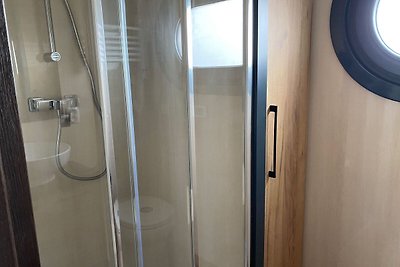 Modernes Hausboot mit Dachterrasse am...