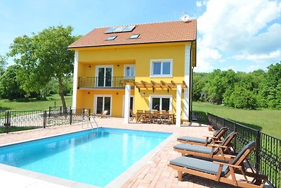 Luxuriöse Villa in Tijarica mit privatem Pool