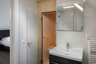 Luxe villa met sauna, gelegen aan het water o...