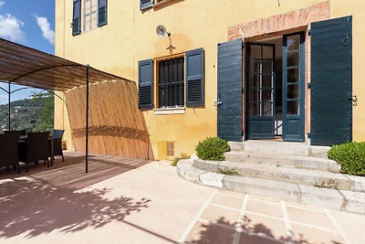 Elegante villa con piscina a Grasse