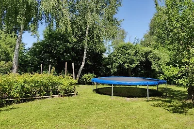 Holzhaus mit großem Garten