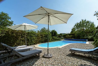 Hangvilla mit Swimmingpool in Pourchères