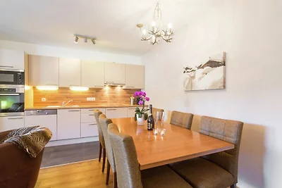 Ferienhaus mit verschneitem Blick