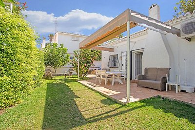 Villa am Meer mit Gästehaus vor dem Haus