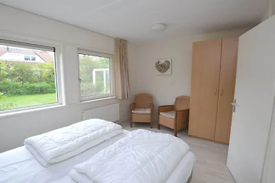 Vakantiehuis in Den Burg met zwembad