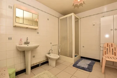 Vakantiehuis met terrassen en mooi uitzicht.