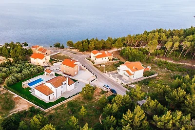 Villa con piscina privata e giardino