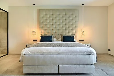 Villa mit Pool und Suiten für 12 Gäste