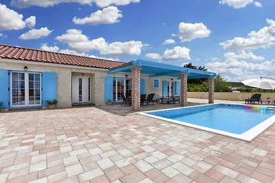 Villa in Sukošan mit Schwimmbecken