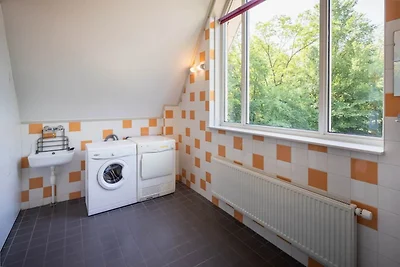 Ruime bungalow in het bos met sauna