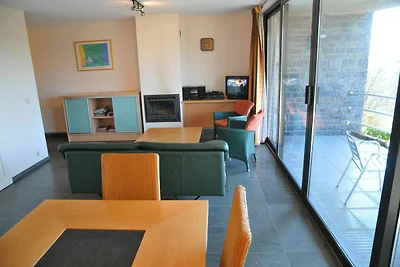 Modernes Haus im Erdgeschoss mit Terrasse