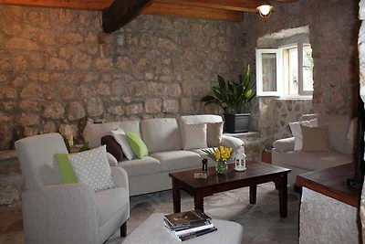 Casa in pietra a Brotnice con vasca...