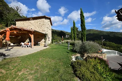 Idyllisches Ferienhaus mit Swimmingpool in...