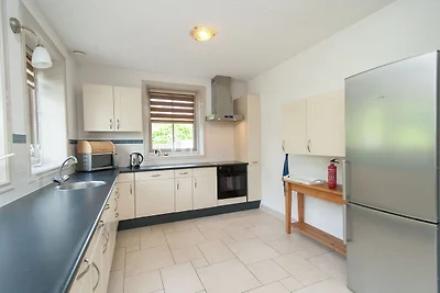 Modernes Ferienhaus mit Whirlpool in...