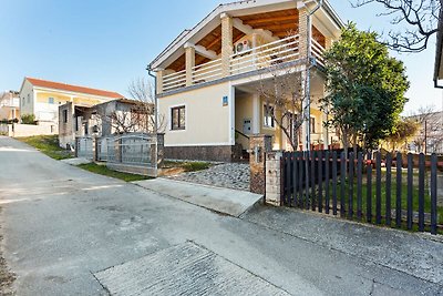 Modernes Ferienhaus in Jasenice mit Veranda