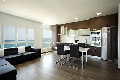 Moderne Wohnung mit Panoramablick auf das Mee...