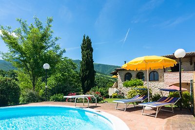 Geräumiges Ferienhaus in Cagli mit Garten