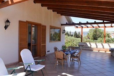Detached villa located in a residential area ...