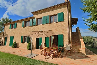 Agriturismo con piscina a Montelabbate