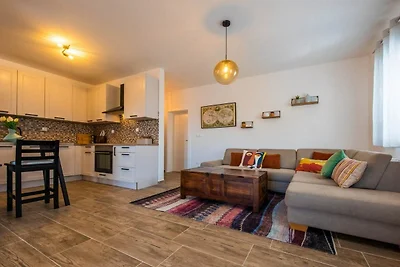 Charming and Tranquil Kastel Gomilica Apartme...