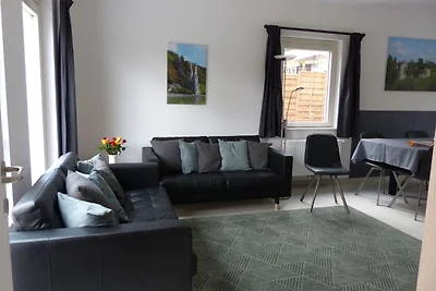 Nieuw huis aan de rand van een groot bos, gro...