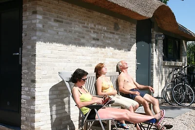 Lussuoso cottage con tetto in paglia tra le d...