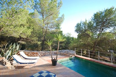 Villa op Ibiza, verscholen tussen het groen m...