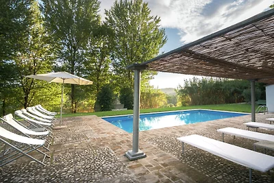 Splendida villa con piscina in comune a...