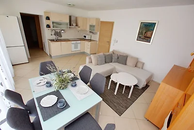 Sonnengeküsste Wohnung in Bibinje mit Garten