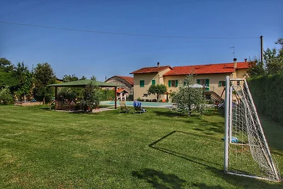 Spazioso Agriturismo con Piscina