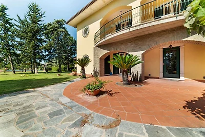 Erholsame Villa in Albanella mit Whirlpool