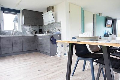 Modernes Ferienhaus mit Bad in einem Ferienpa...
