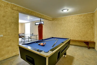 Villa mit Pool und Sonnenschirm in Rovinj