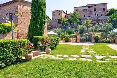 Abgelegenes Bauernhaus in Montalcino mit Pool