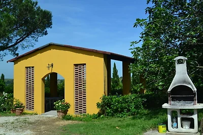 Pittoresco agriturismo con piscina a Vinci
