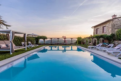 Malerische Villa in Lucca mit Pool