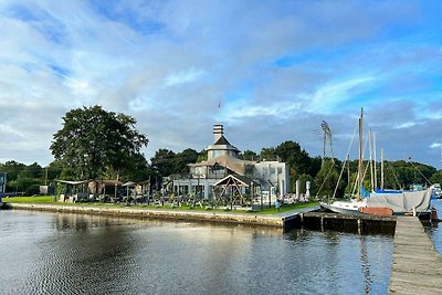 Bungalow aan het water op een vakantiepark