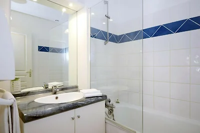 Casa colorata in una zona ricca di castelli a...