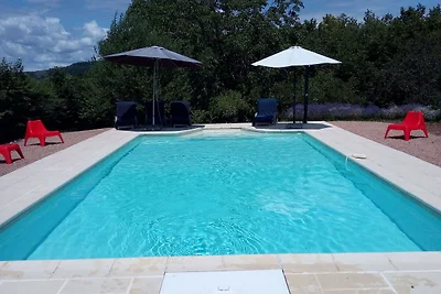 Geräumiges Ferienhaus mit Pool