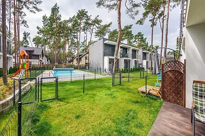 Zweistöckiges Ferienhaus mit Garten und Pool