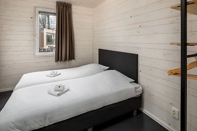 Moderne Lodge am Wasser, im Grünen gelegen