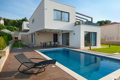 Villa in Okrug Gornji mit Schwimmbecken