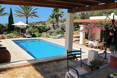 Tranquila Villa en Cala D'Hort con piscina...