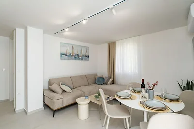 Modern City Escape - Two Bedroom Apartment wi...