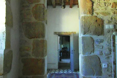 Château in der Auvergne mit Fluss und...